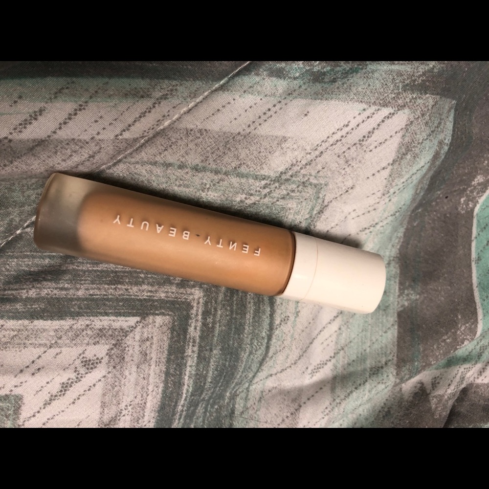Fenty Beauty Pro Filtr Foundation in shade 220